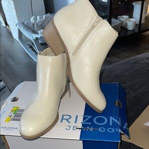 Arizona Camino Cream Ankle Boots - 9M